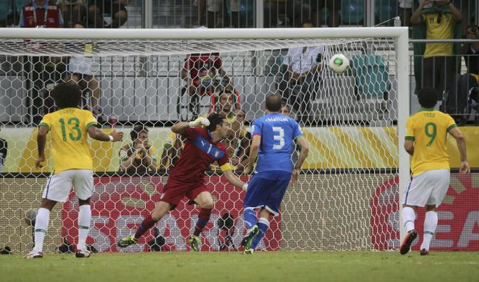 E' il 2-1: Buffon pu solo guardare la punizione del brasiliano. Reuters